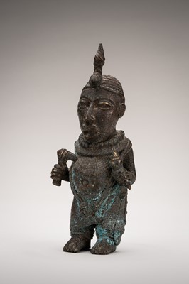 Lot 2188 - A BRONZE FIGURE OF A COURT MESSENGER, BENIN STYLE