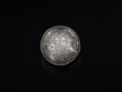 Lot 358 - A FINELY ENGRAVED SMALL SILVER 'MANDARIN DUCK' BOX AND COVER, TANG DYNASTY