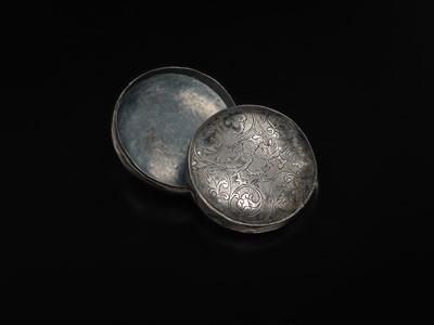 Lot 358 - A FINELY ENGRAVED SMALL SILVER 'MANDARIN DUCK' BOX AND COVER, TANG DYNASTY