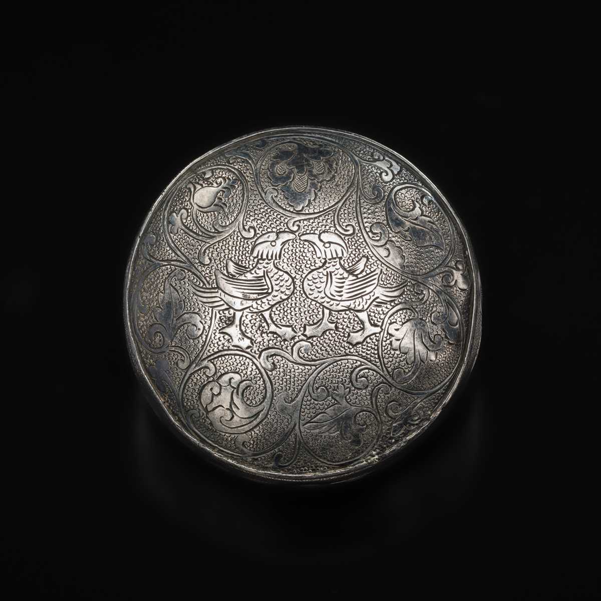 Lot 358 - A FINELY ENGRAVED SMALL SILVER 'MANDARIN DUCK' BOX AND COVER, TANG DYNASTY