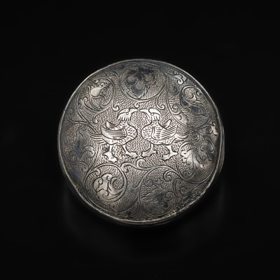 Lot 358 - A FINELY ENGRAVED SMALL SILVER 'MANDARIN DUCK' BOX AND COVER, TANG DYNASTY