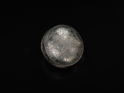 Lot 358 - A FINELY ENGRAVED SMALL SILVER 'MANDARIN DUCK' BOX AND COVER, TANG DYNASTY