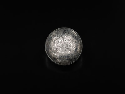 Lot 358 - A FINELY ENGRAVED SMALL SILVER 'MANDARIN DUCK' BOX AND COVER, TANG DYNASTY