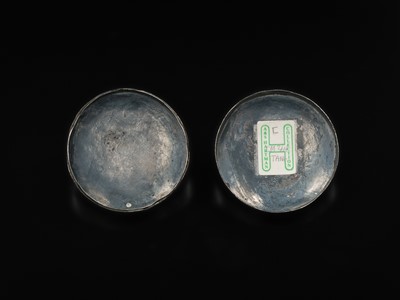 Lot 358 - A FINELY ENGRAVED SMALL SILVER 'MANDARIN DUCK' BOX AND COVER, TANG DYNASTY