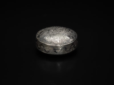 Lot 358 - A FINELY ENGRAVED SMALL SILVER 'MANDARIN DUCK' BOX AND COVER, TANG DYNASTY