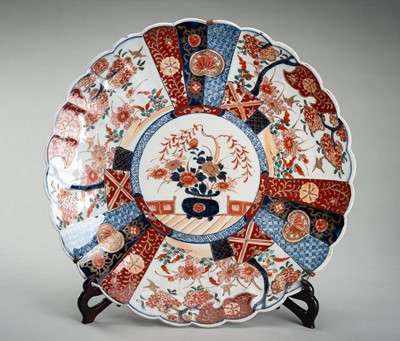 Lot 192 - A LARGE IMARI PORCELAIN LOBBED PLATE