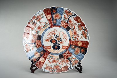 Lot 192 - A LARGE IMARI PORCELAIN LOBBED PLATE