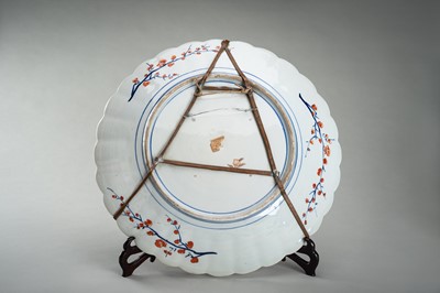 Lot 192 - A LARGE IMARI PORCELAIN LOBBED PLATE