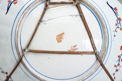 Lot 192 - A LARGE IMARI PORCELAIN LOBBED PLATE