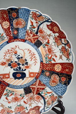 Lot 192 - A LARGE IMARI PORCELAIN LOBBED PLATE