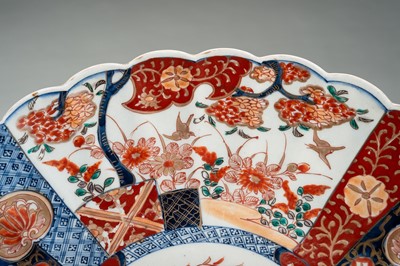 Lot 192 - A LARGE IMARI PORCELAIN LOBBED PLATE