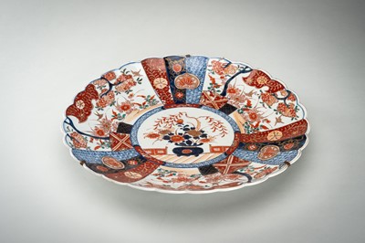 Lot 192 - A LARGE IMARI PORCELAIN LOBBED PLATE
