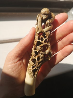 Lot 530 - AN AMUSING ANTLER CANE HANDLE OF MONKEYS AND BIRDS ON A PINE TREE