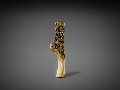 Lot 530 - AN AMUSING ANTLER CANE HANDLE OF MONKEYS AND BIRDS ON A PINE TREE