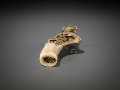 Lot 530 - AN AMUSING ANTLER CANE HANDLE OF MONKEYS AND BIRDS ON A PINE TREE