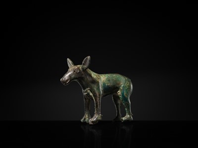 Lot 119 - AN ORDOS BRONZE FIGURE OF A DEER HIND, 6TH - 2ND CENTURY BC