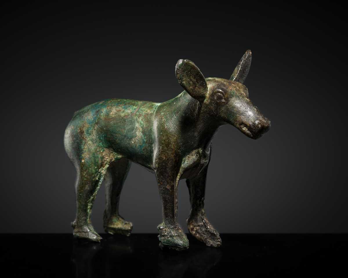 Lot 119 - AN ORDOS BRONZE FIGURE OF A DEER HIND, 6TH - 2ND CENTURY BC