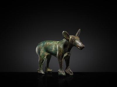 Lot 119 - AN ORDOS BRONZE FIGURE OF A DEER HIND, 6TH - 2ND CENTURY BC