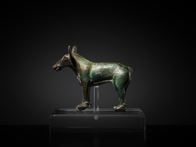 Lot 119 - AN ORDOS BRONZE FIGURE OF A DEER HIND, 6TH - 2ND CENTURY BC