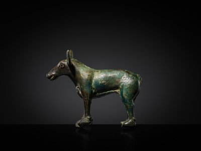 Lot 119 - AN ORDOS BRONZE FIGURE OF A DEER HIND, 6TH - 2ND CENTURY BC