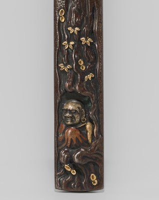 Lot 1613 - A PATINATED SUAKA KOZUKA WITH DARUMA MEDITATING IN A CAVE, AFTER A PAINTING BY KANO TANYU (1602-1674)