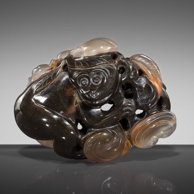 Lot 115 - AN AGATE ‘MONKEY AND LINGZHI’ PENDANT, 18TH TO EARLY 19TH CENTURY