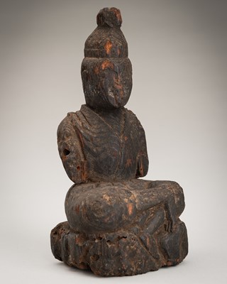 Lot 63 - AN OLD WOOD CARVING DEPICTING A SEATED FIGURE