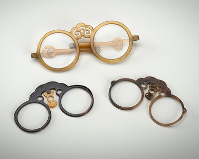 Lot 784 - A LOT WITH THREE TORTOISESHELL AND HORN GLASSES, EARLY 19th CENTURY