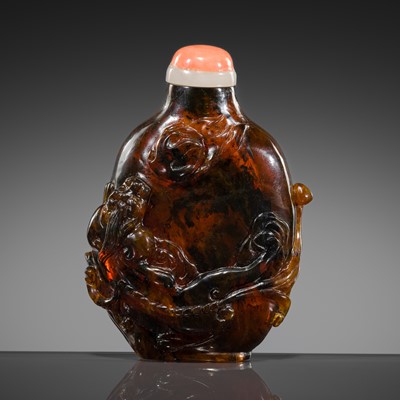 Lot 196 - AN AMBER SNUFF BOTTLE WITH CHILONG AND LINGZHI, 18TH-19TH CENTURY