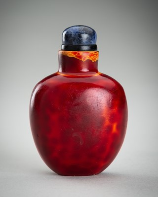 Lot 853 - A ‘REALGAR’ GLASS SNUFF BOTTLE, QING DYNASTY