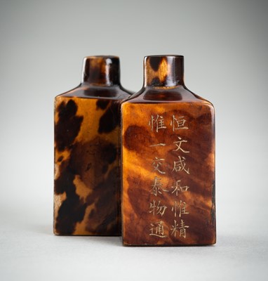 Lot 856 - A TORTOISESHELL IMITATION CONJOINED-TWIN SNUFF BOTTLE, REPUBLIC PERIOD