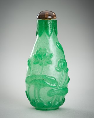 Lot 1772 - A GREEN OVERLAY GLASS SNUFF BOTTLE WITH LOTUS MOTIF AND CALLIGRAPHY, c. 1920s