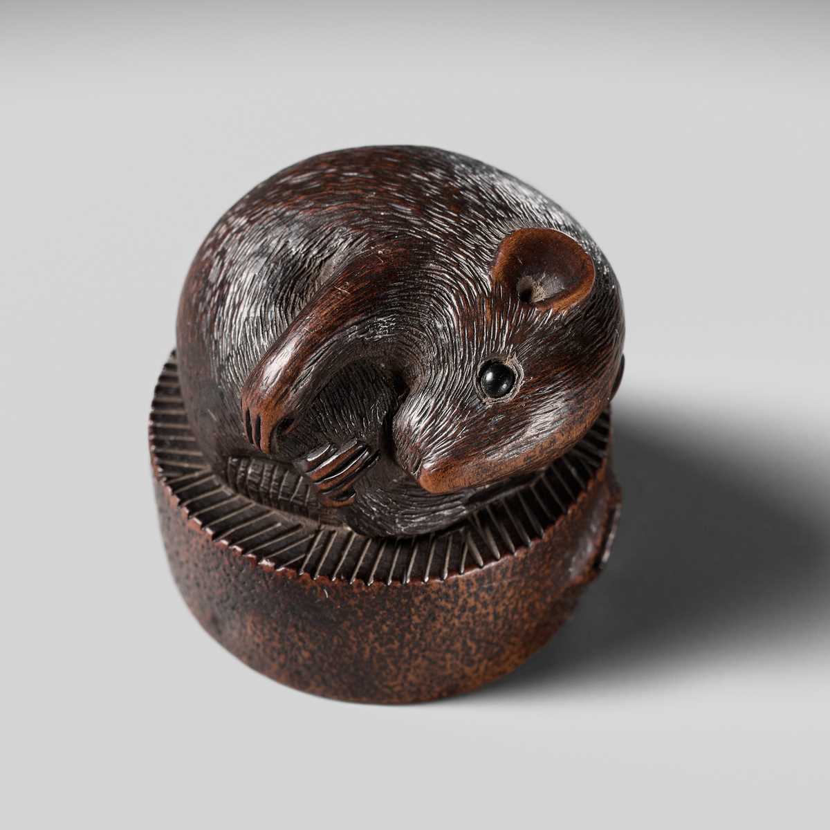 A SUPERB NAGOYA SCHOOL WOOD NETSUKE OF RAT ON A CHAUSU TEA MILL