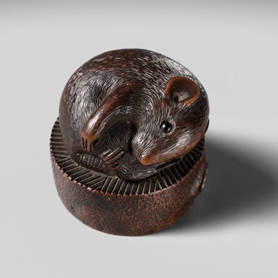 A SUPERB NAGOYA SCHOOL WOOD NETSUKE OF RAT ON A CHAUSU TEA MILL
