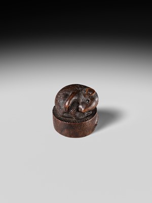 A SUPERB NAGOYA SCHOOL WOOD NETSUKE OF RAT ON A CHAUSU TEA MILL