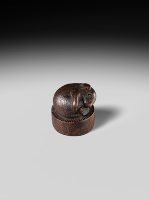 A SUPERB NAGOYA SCHOOL WOOD NETSUKE OF RAT ON A CHAUSU TEA MILL