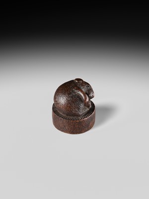 A SUPERB NAGOYA SCHOOL WOOD NETSUKE OF RAT ON A CHAUSU TEA MILL