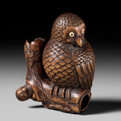 Lot 180 - A FINE NAGOYA SCHOOL WOOD NETSUKE OF AN OWL WITH MOVABLE OWLET