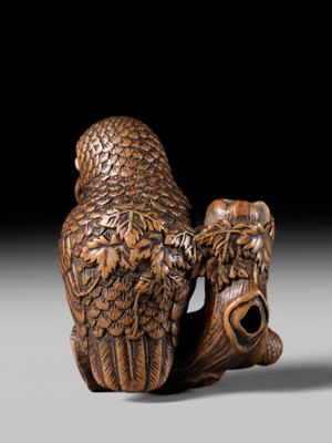 Lot 180 - A FINE NAGOYA SCHOOL WOOD NETSUKE OF AN OWL WITH MOVABLE OWLET