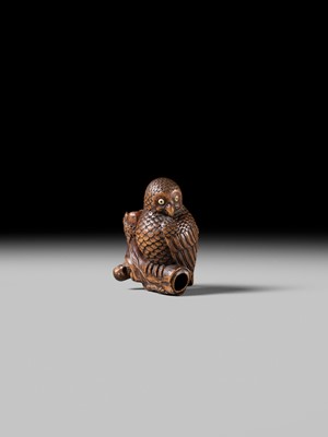 Lot 180 - A FINE NAGOYA SCHOOL WOOD NETSUKE OF AN OWL WITH MOVABLE OWLET