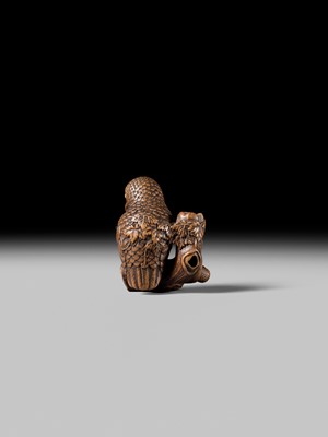 Lot 180 - A FINE NAGOYA SCHOOL WOOD NETSUKE OF AN OWL WITH MOVABLE OWLET