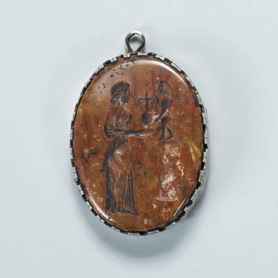 Lot 2181 - A BACTRIAN AGATE INTAGLIO PENDANT WITH FIGURES