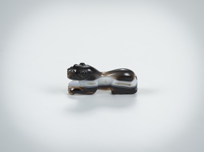Lot 1069 - A PYU BANDED AGATE ‘TIGER’ TALISMAN, 200-100 AD