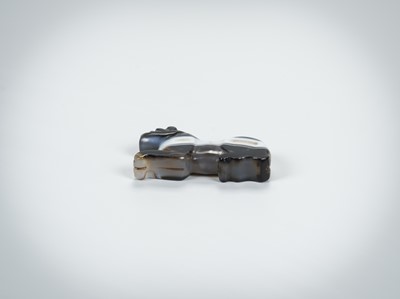 Lot 1069 - A PYU BANDED AGATE ‘TIGER’ TALISMAN, 200-100 AD