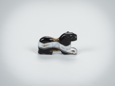 Lot 1069 - A PYU BANDED AGATE ‘TIGER’ TALISMAN, 200-100 AD