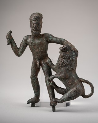 Lot 1009 - A BRONZE FIGURE OF HERACLES SLAYING THE NEMEAN LION, GRECO-BACTRIAN KINGDOM