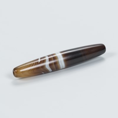 Lot 1002 - A FINE AND LONG CYLINDRICAL BANDED AGATE BEAD, c. 9TH CENTURY