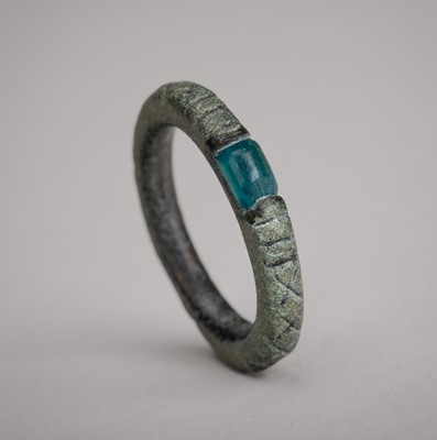 Lot 2106 - A GLASS SET BRONZE RING, DONG SON CULTURE