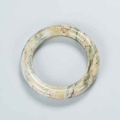 Lot 1819 - A SERPENTINE BANGLE