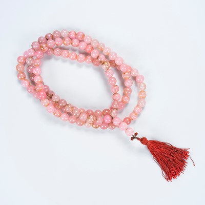 Lot 1817 - A NECKLACE WITH 118 ROSE-QUARTZ BEADS